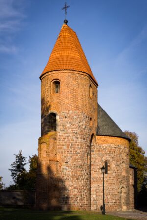 Romańskie kościoły – prostota i monumentalność